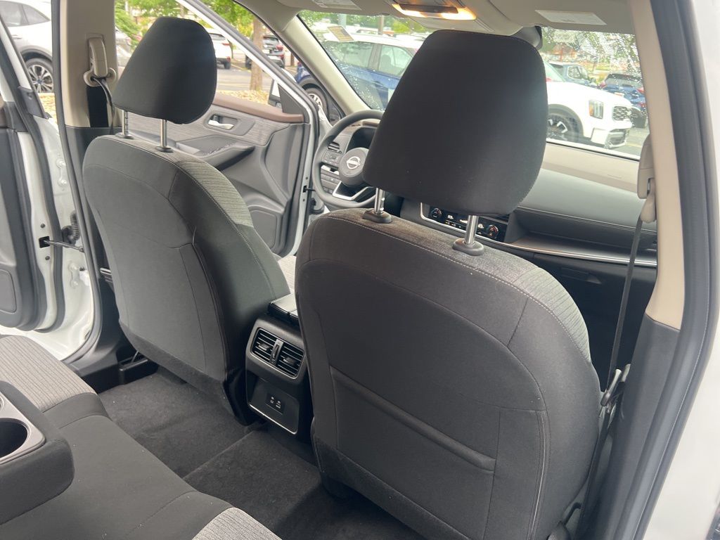 2023 Nissan Rogue SV photo 14