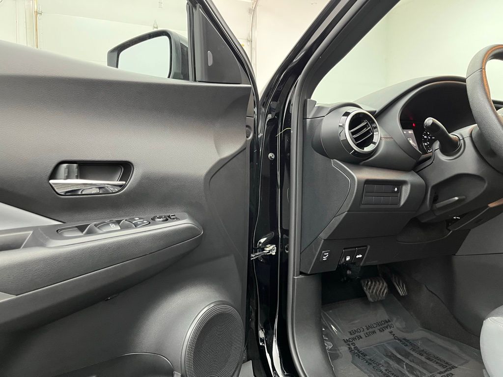 2023 Nissan Kicks SR photo 14