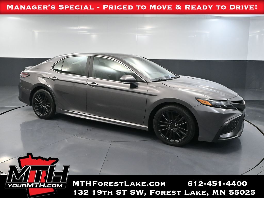 2022 Toyota Camry SE's photo