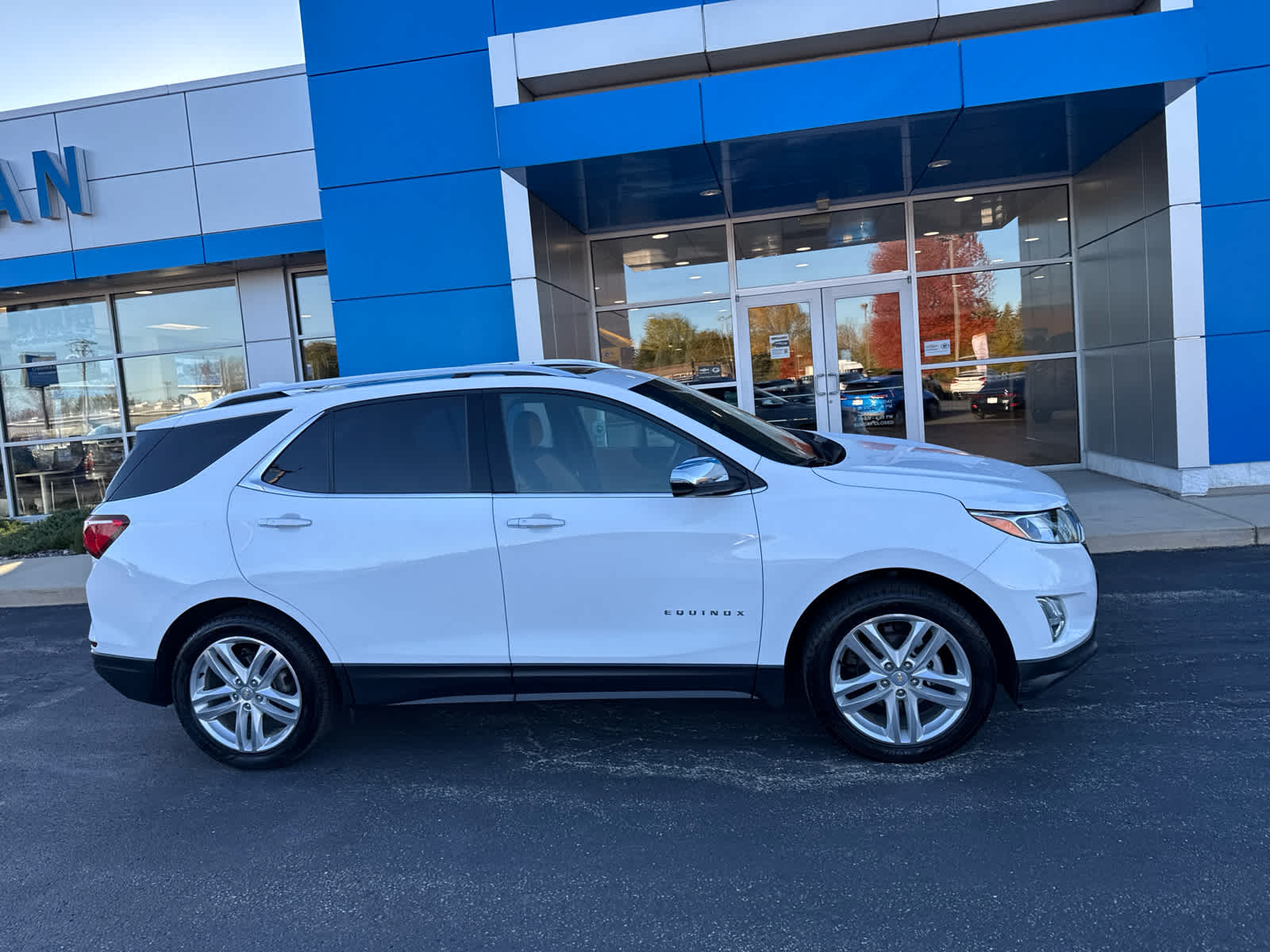 Used 2018 Chevrolet Equinox Premier with VIN 2GNAXVEV5J6226343 for sale in Cedarburg, WI