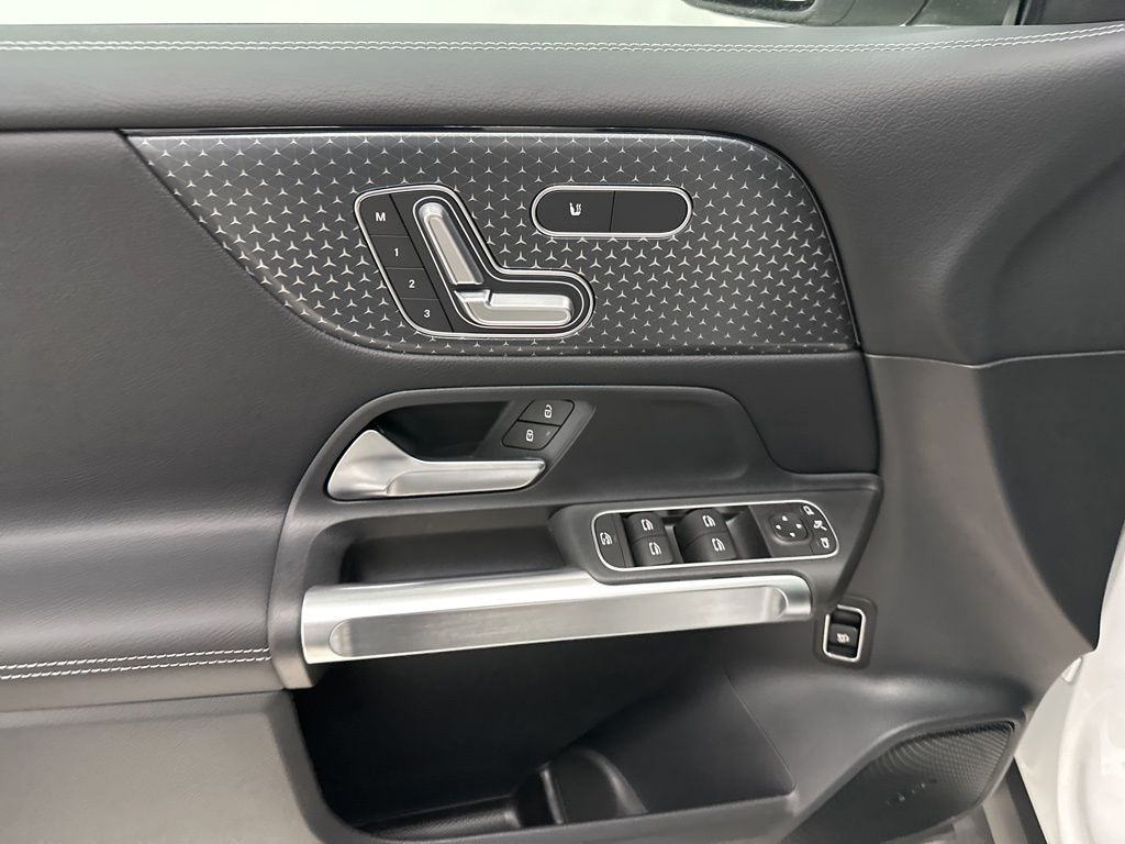 2025 Mercedes Benz GLB 250 photo 11
