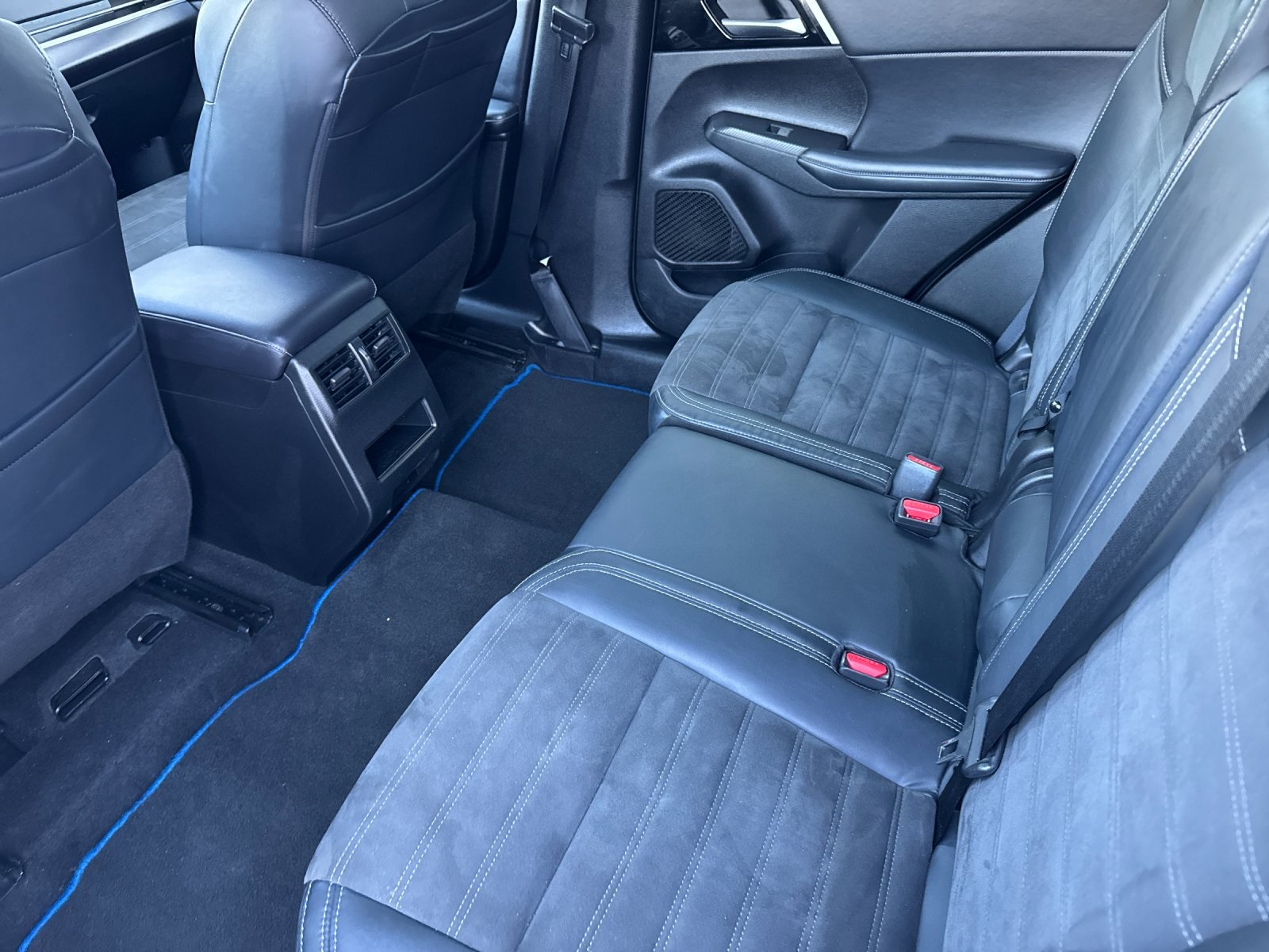 2023 Mitsubishi Outlander PHEV SE photo 11