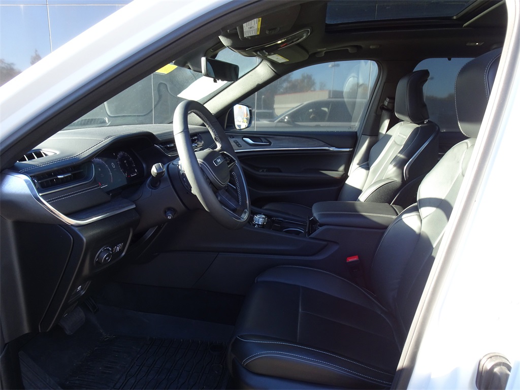 2025 Jeep Grand Cherokee Overland photo 4