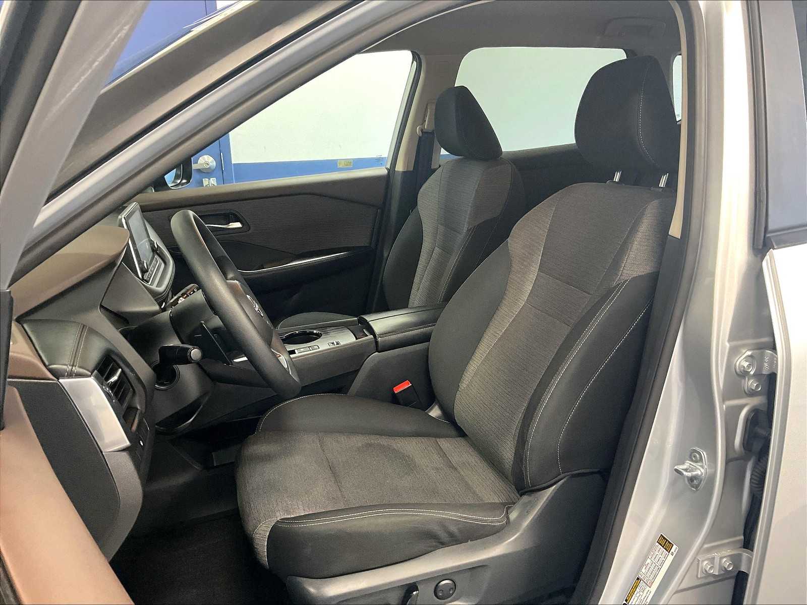 2023 Nissan Rogue SV photo 7