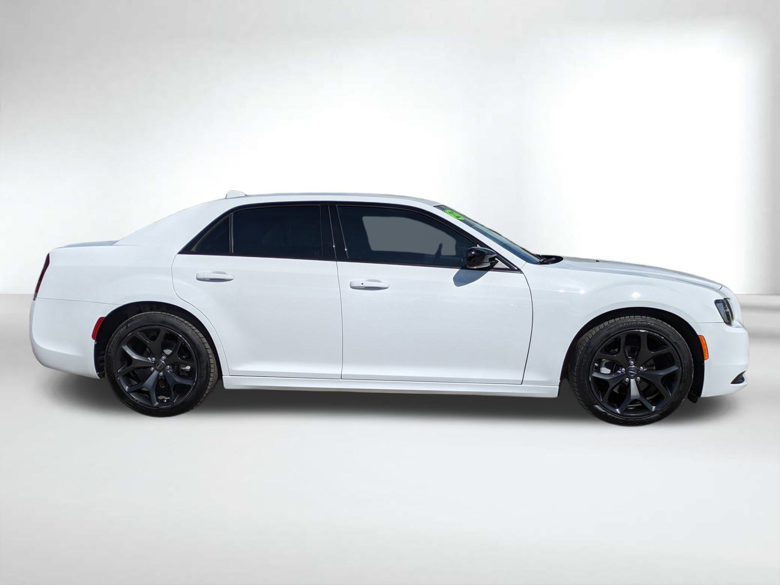 2022 Chrysler 300 Touring photo 3