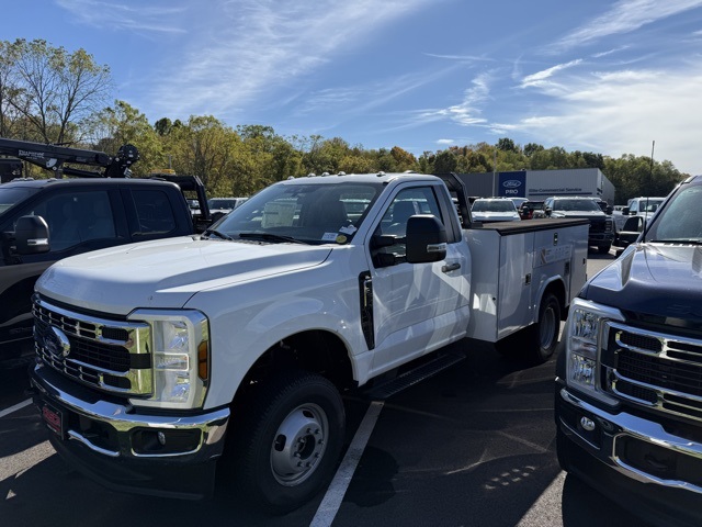 2024 Ford F-350 Super Duty Chassis Cab XL's photo