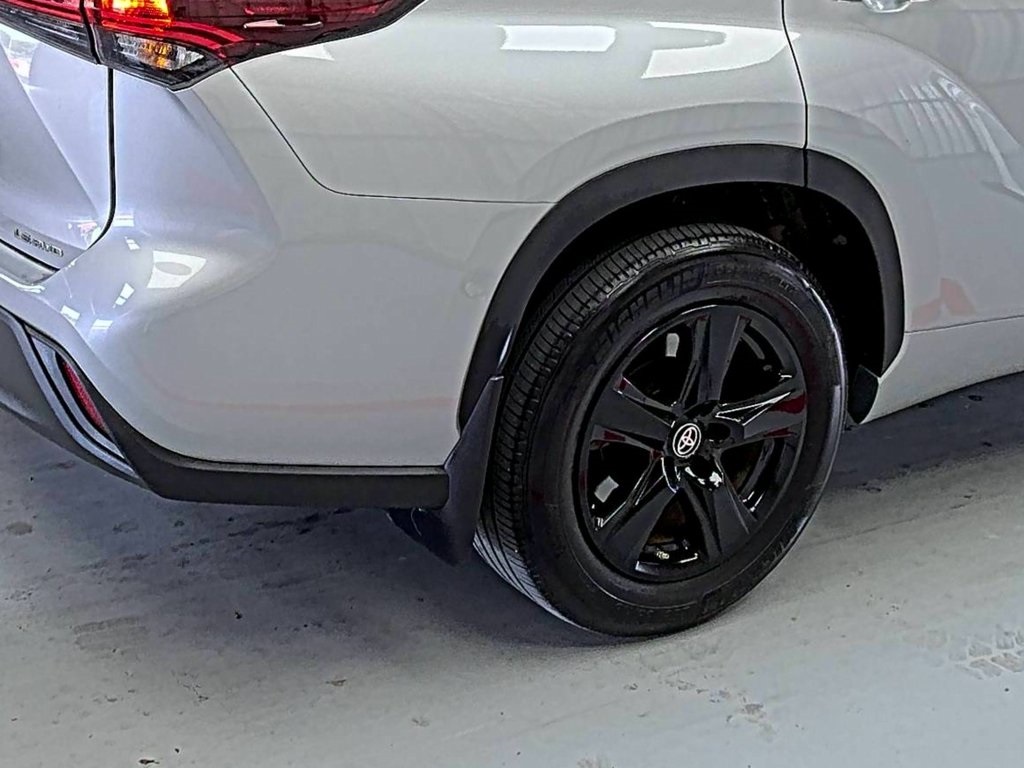 2024 Toyota Highlander LE photo 9