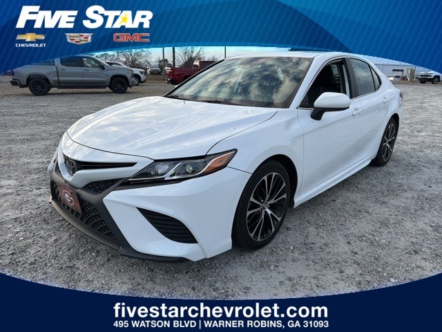 2019 Toyota Camry SE's photo