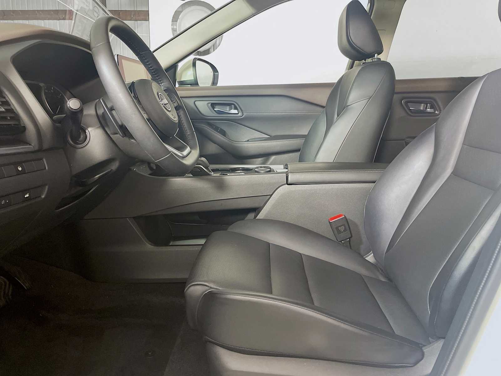 2022 Nissan Rogue SV photo 17