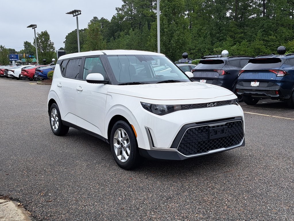 2023 Kia Soul LX photo 3