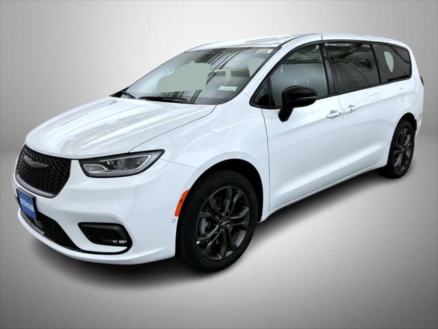 2026 Chrysler Pacifica Select's photo