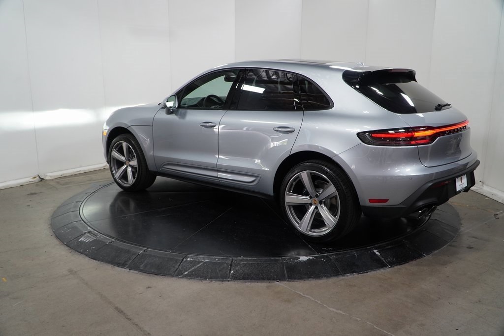 2024 Porsche Macan photo 2
