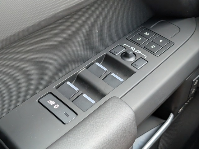 2025 Land Rover Defender 110 X-Dynamic SE photo 26