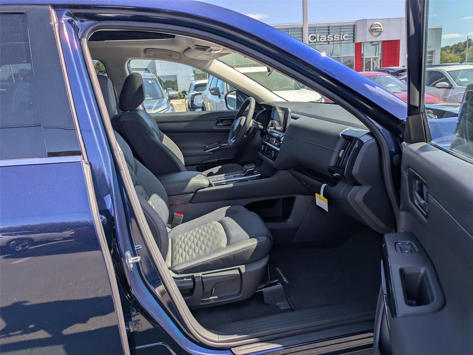 2025 Nissan Pathfinder SV photo 30