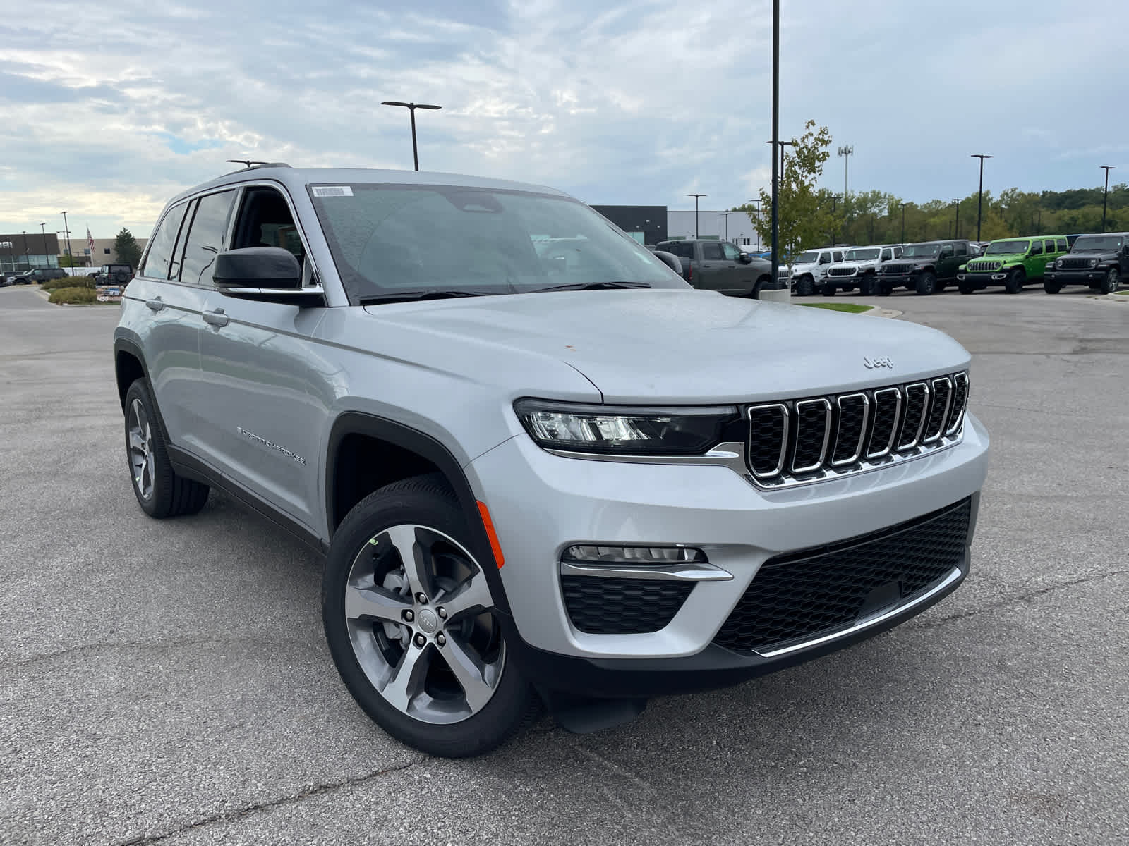 2025 Jeep Grand Cherokee Limited photo 2