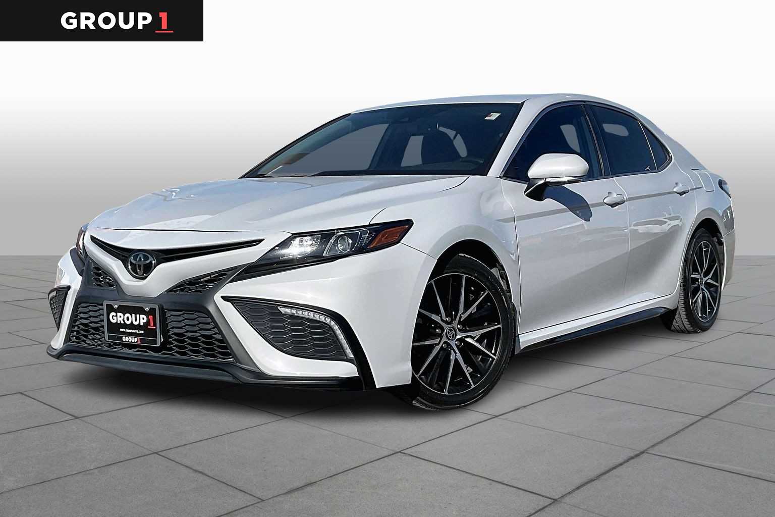 2022 Toyota Camry SE's photo