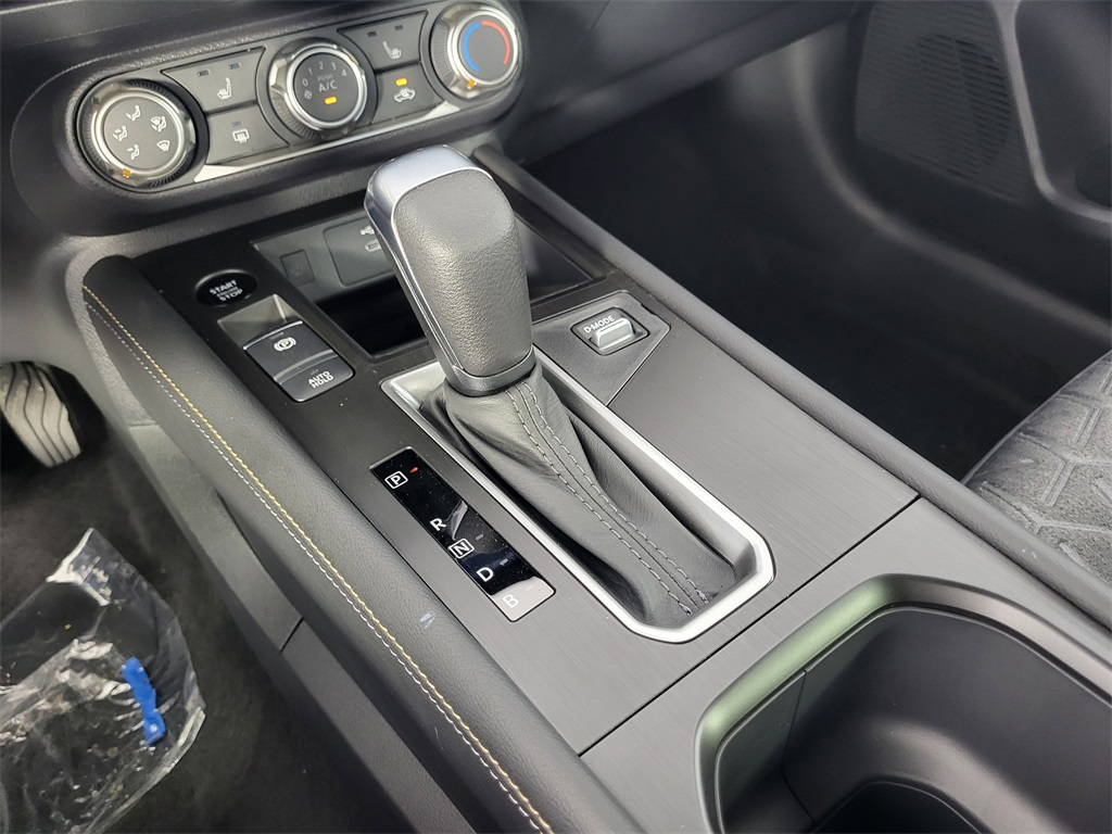 2025 Nissan Kicks SV photo 15