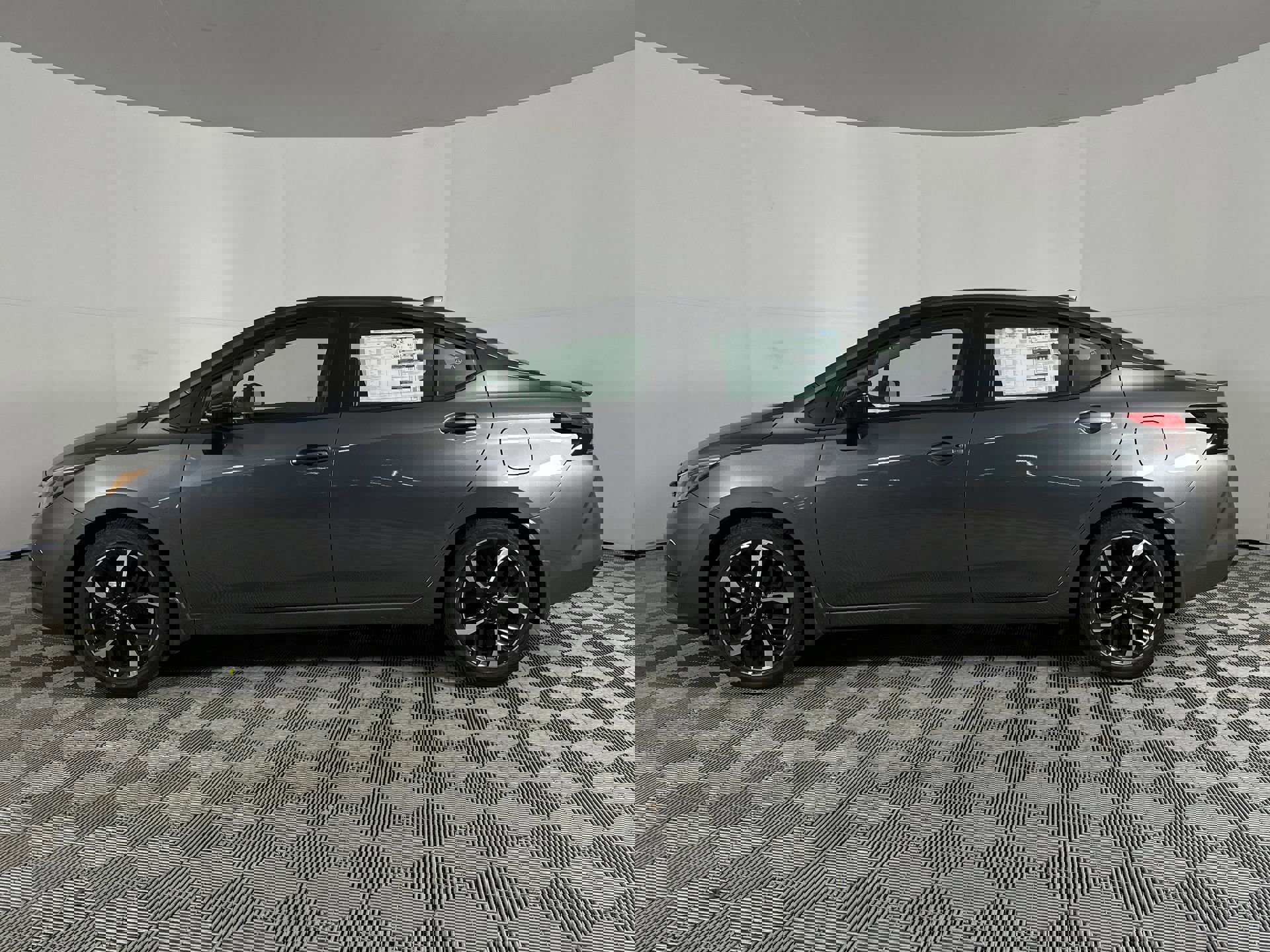 2025 Nissan Versa SR photo 4