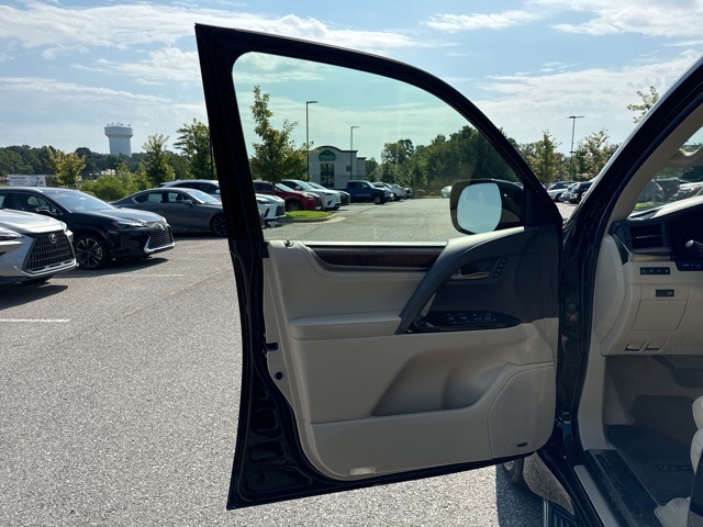 2016 Lexus LX 570 photo 3