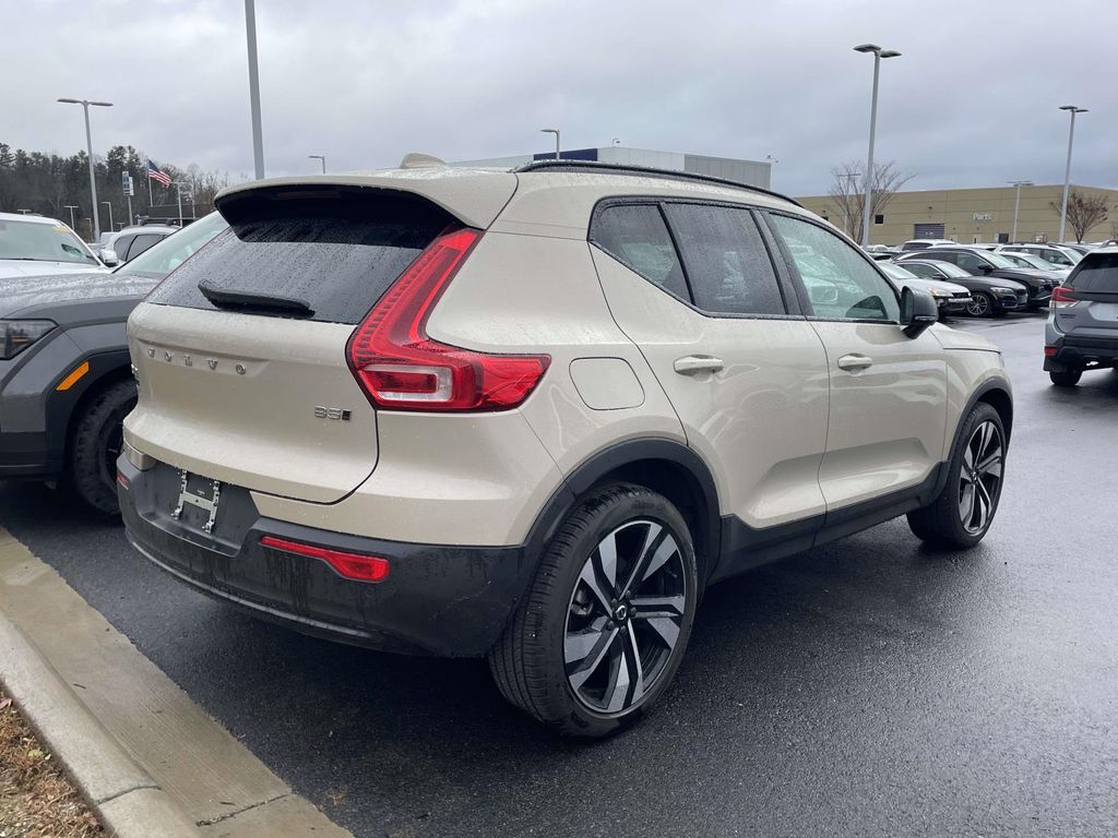 2025 Volvo XC40 photo 4