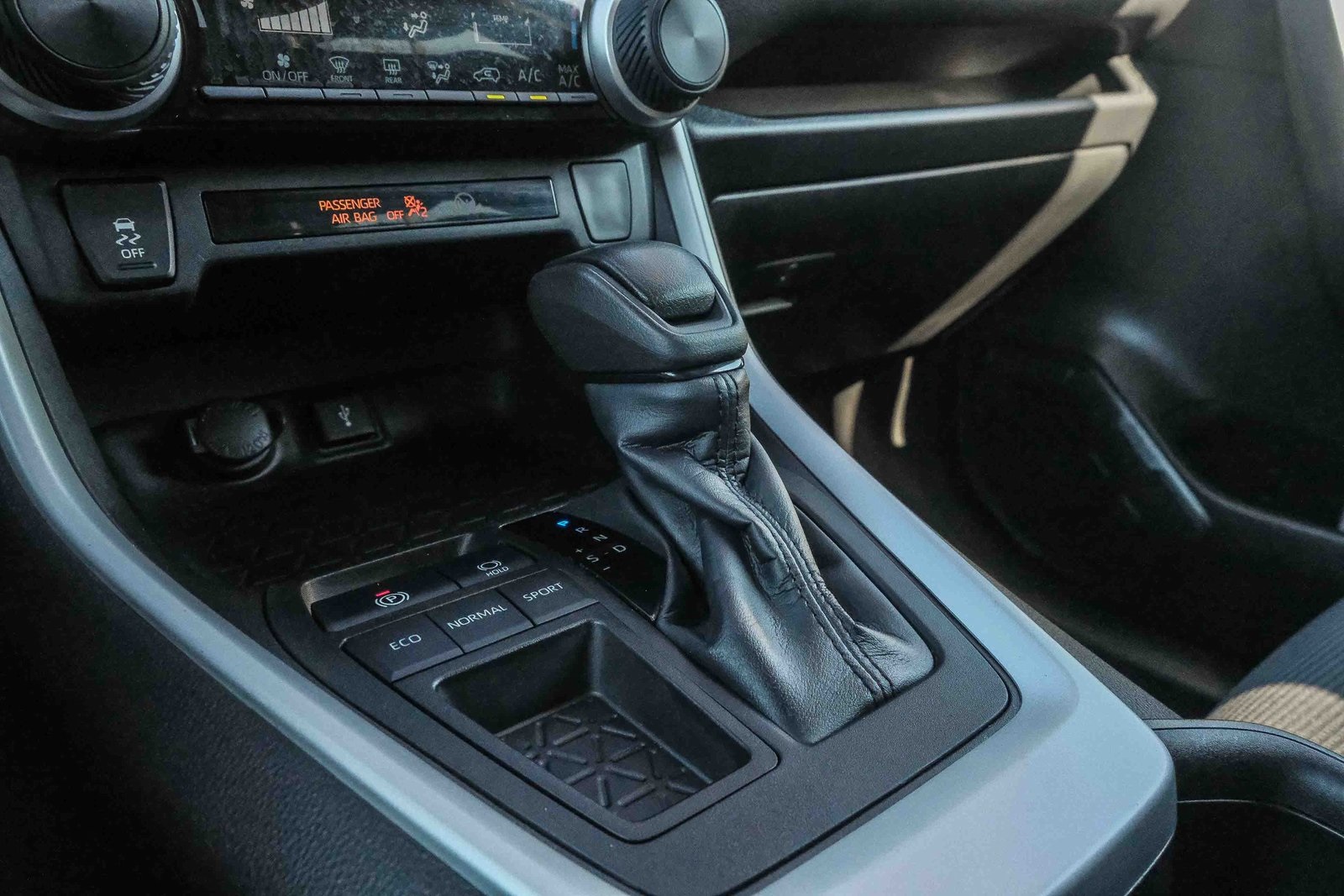 2022 Toyota RAV4 LE photo 24