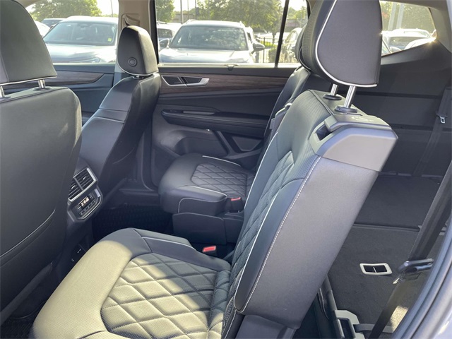 2025 Volkswagen Atlas SEL Premium R-Line photo 8