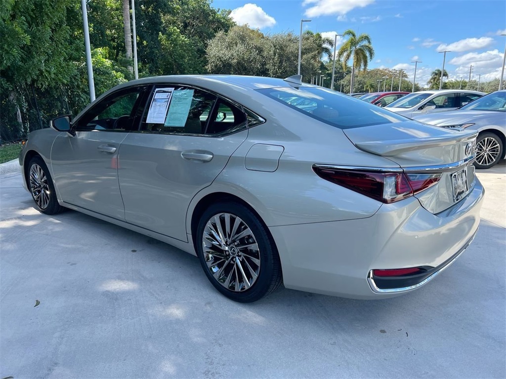 2024 Lexus ES 300h Ultra Luxury photo 4