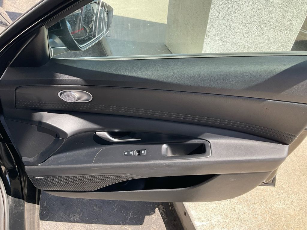 2022 Hyundai Elantra SEL photo 25