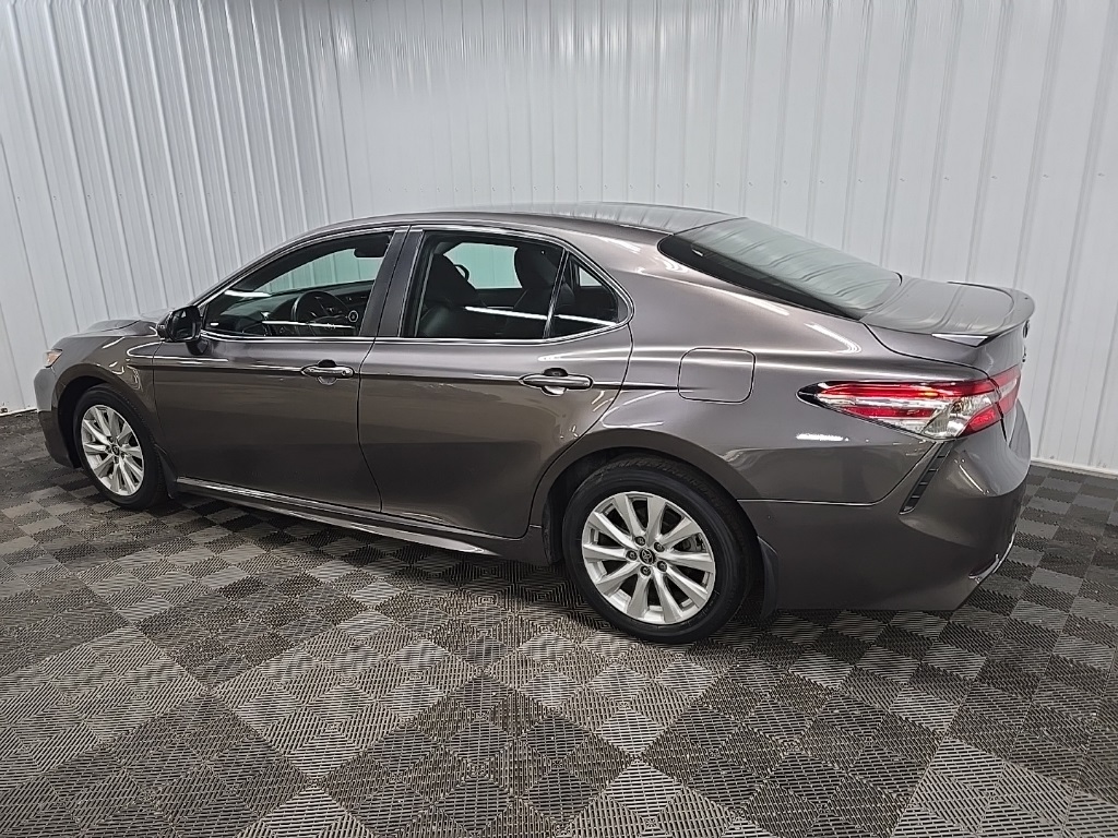 2020 Toyota Camry SE photo 4