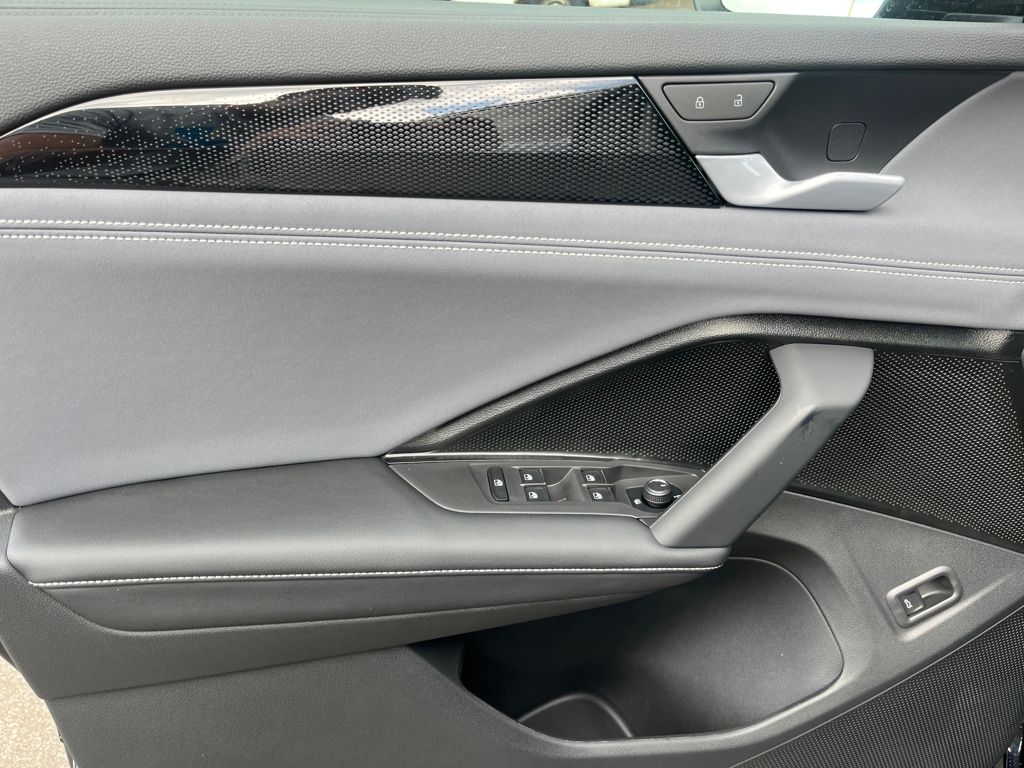2025 Volkswagen Tiguan SE photo 8