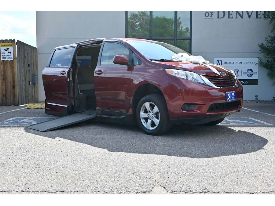 2015 Toyota Sienna LE photo 2
