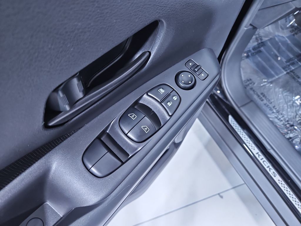 2024 Nissan Kicks S photo 9