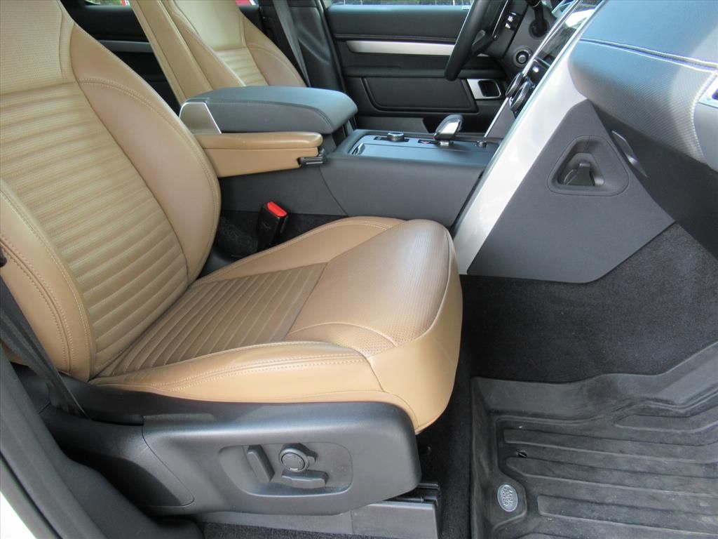 2024 Land Rover Discovery SE photo 8
