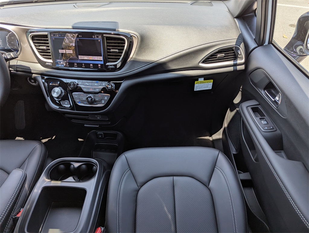 2026 Chrysler Pacifica photo 15