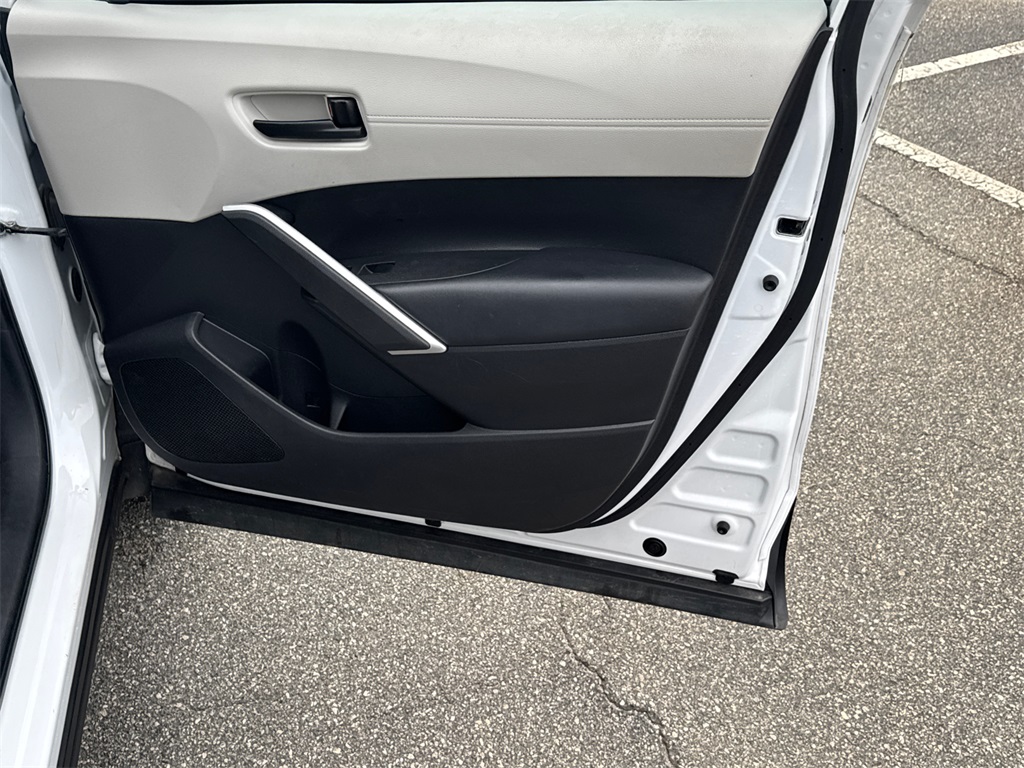 2022 Toyota Corolla Cross L photo 13