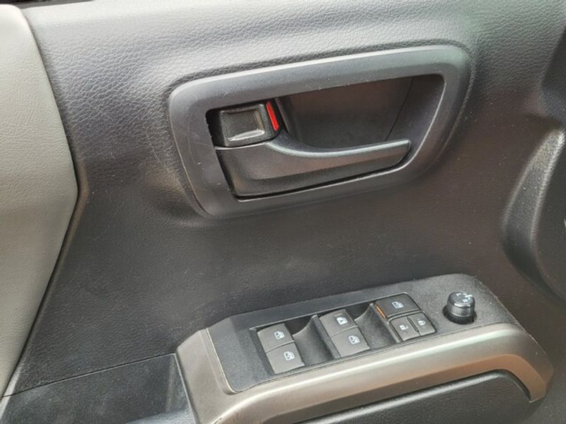2019 Toyota Tacoma SR5 photo 24