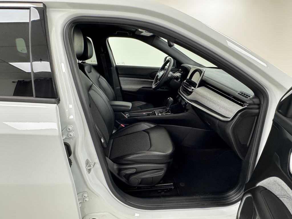 2024 Jeep Compass Latitude photo 9