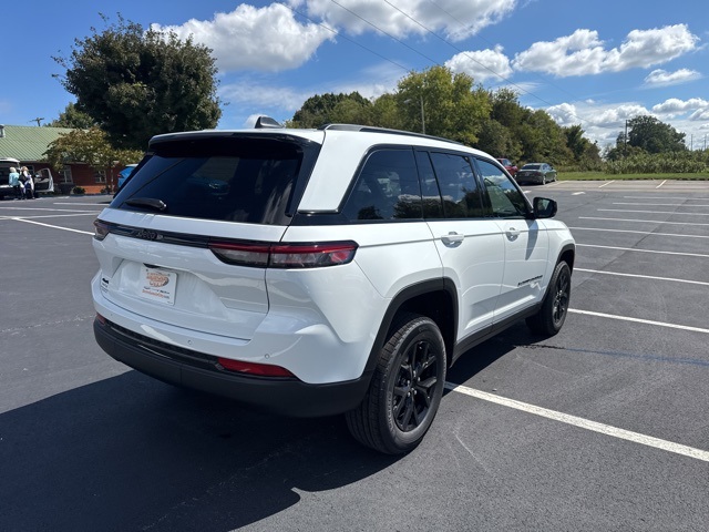 2025 Jeep Grand Cherokee Laredo Altitude photo 3