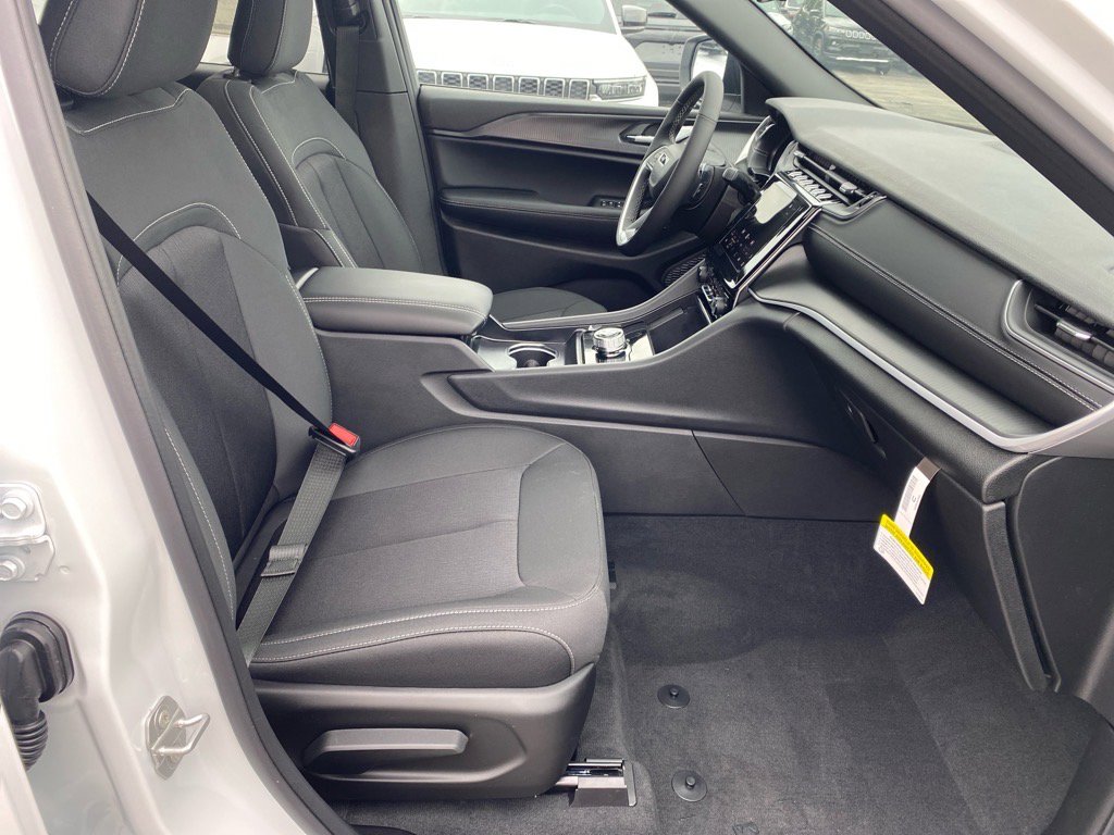 2025 Jeep Grand Cherokee Laredo X photo 16