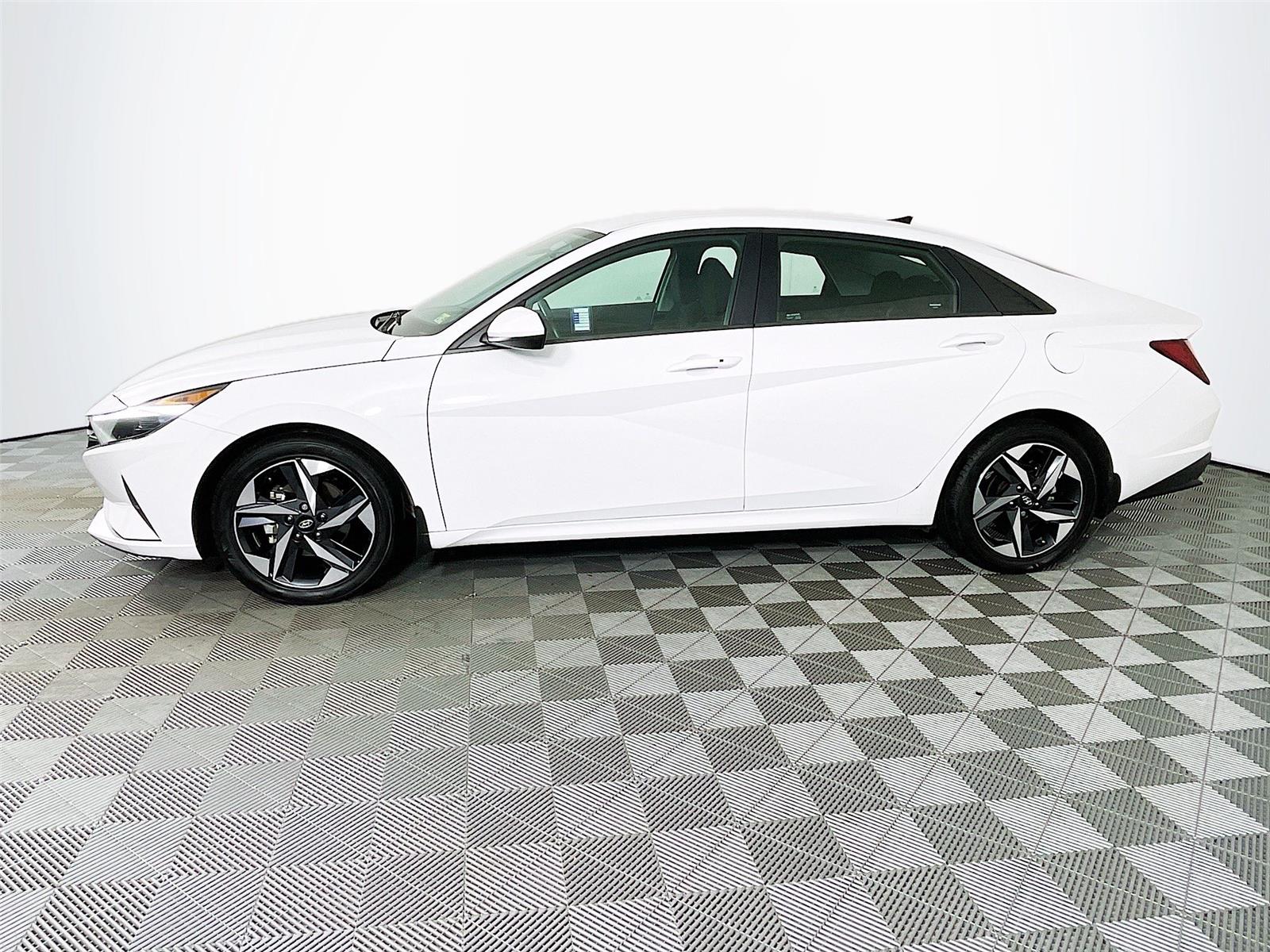 2023 Hyundai Elantra SEL Convenience photo 4