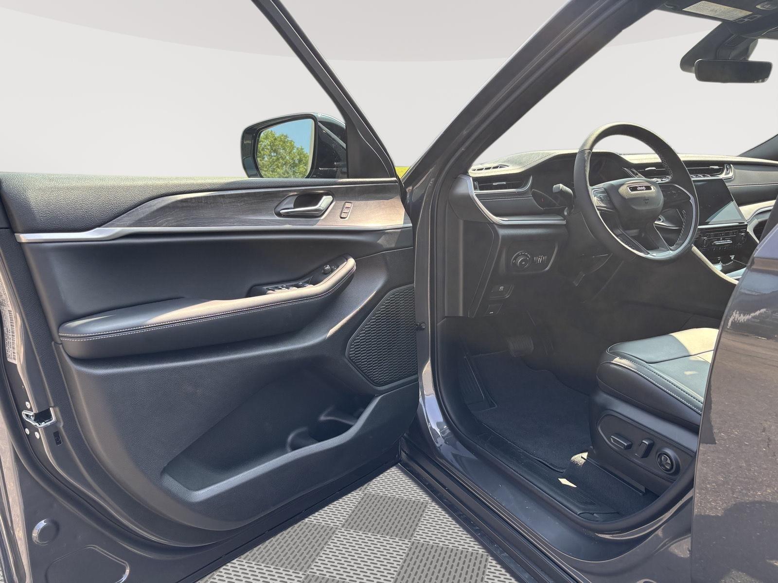 2025 Jeep Grand Cherokee Limited photo 8