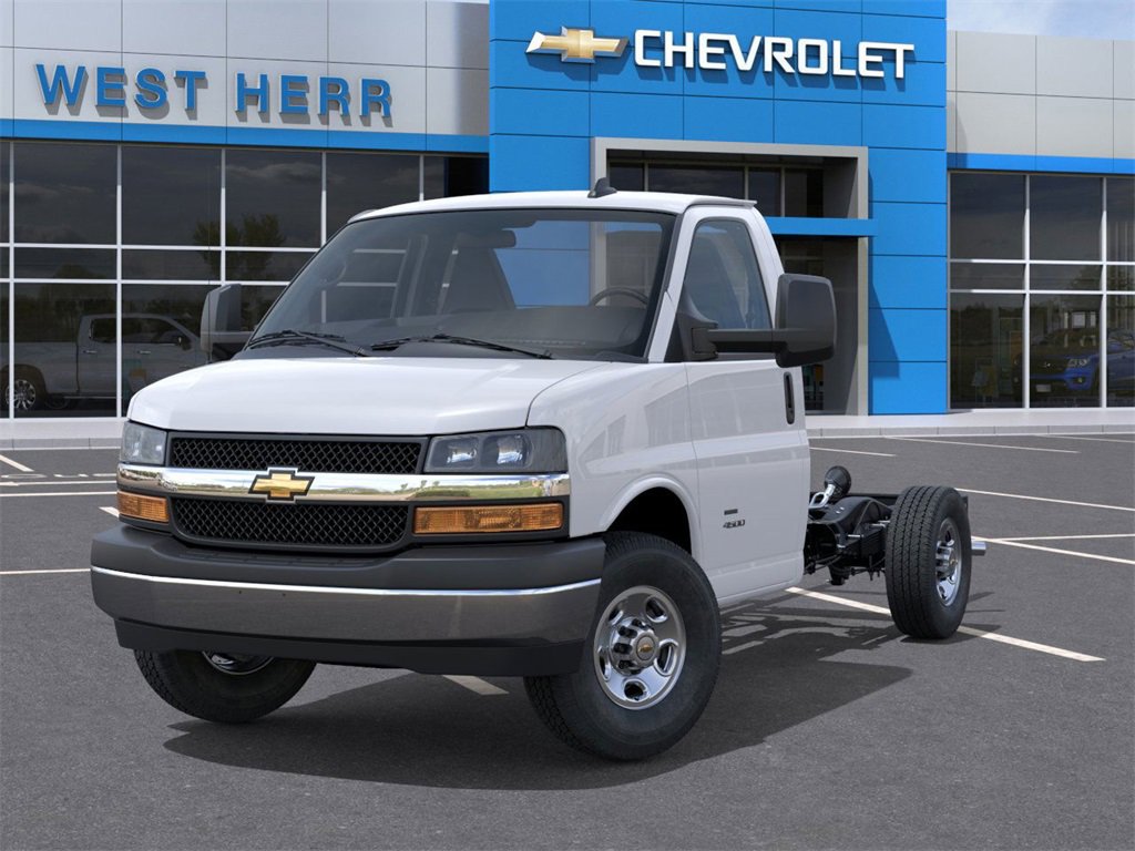 2025 Chevrolet Express Cutaway 3500 photo 2