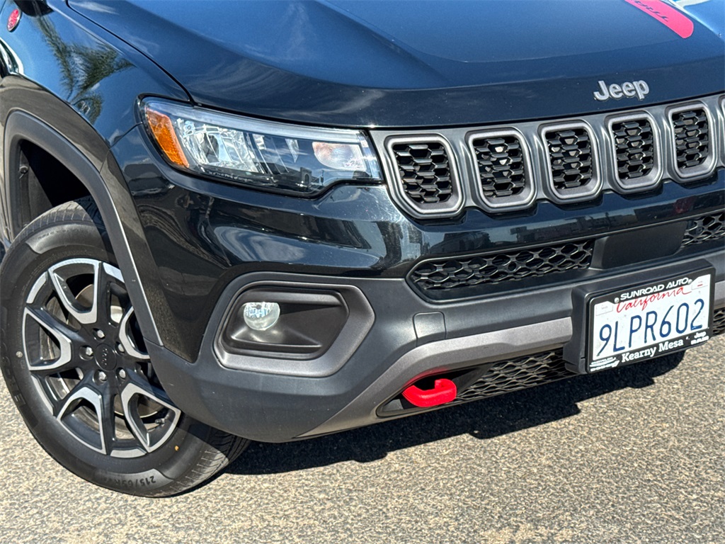 2024 Jeep Compass Trailhawk photo 2