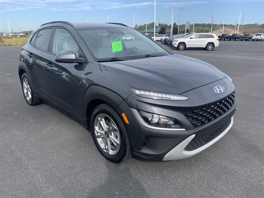 2022 Hyundai Kona SEL photo 2