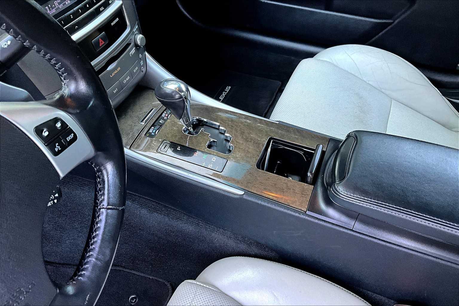 2011 Lexus IS 250C photo 13