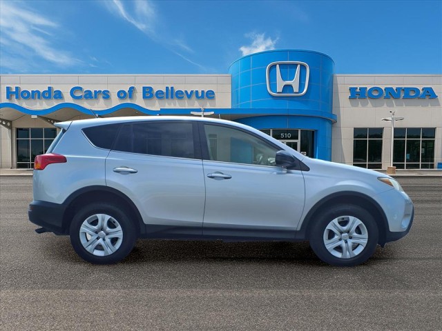 2015 Toyota RAV4 LE photo 3