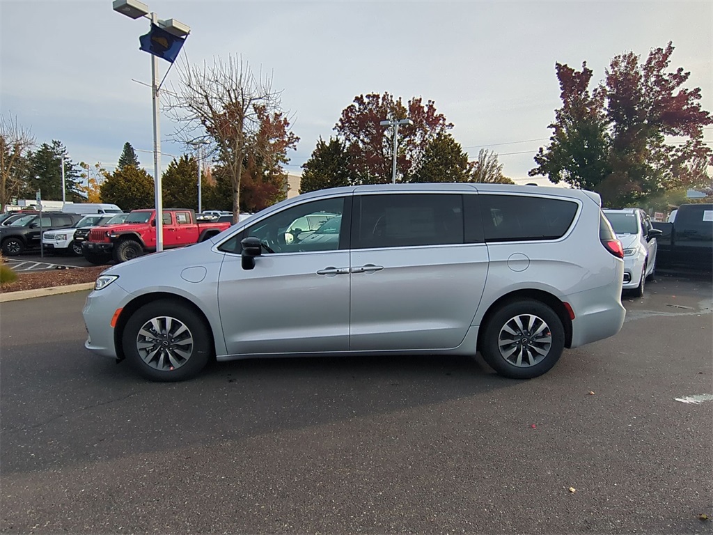 2026 Chrysler Pacifica Hybrid Limited photo 3