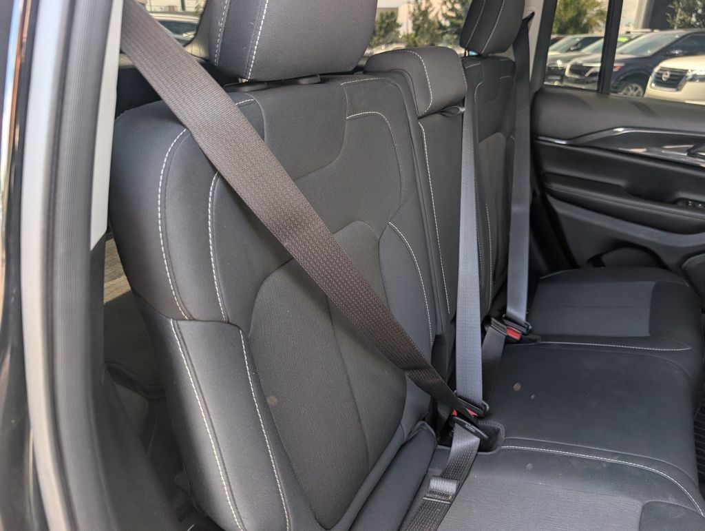 2023 Jeep Grand Cherokee Laredo photo 13