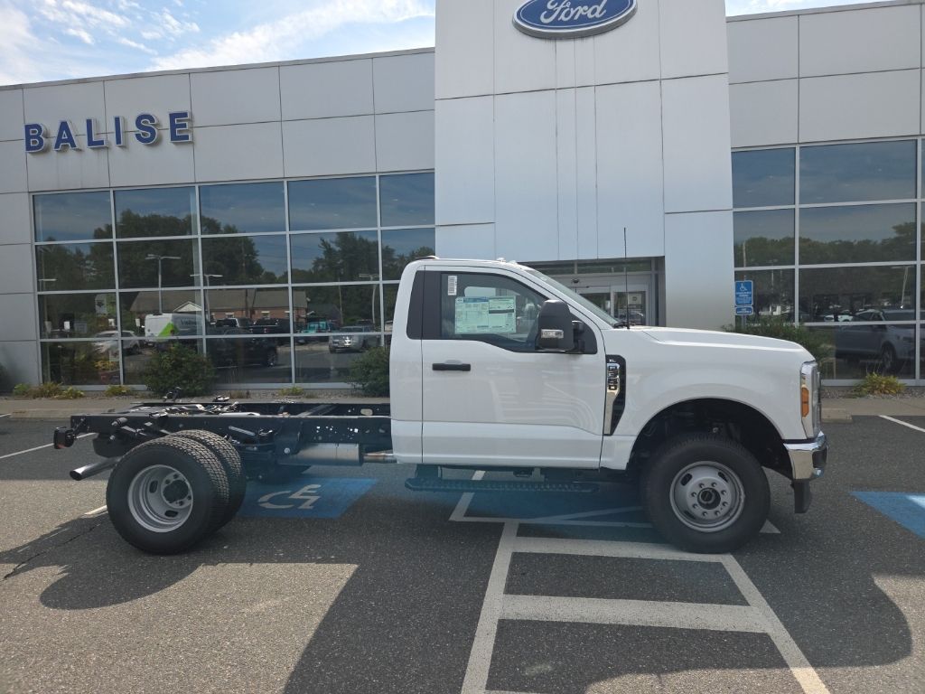 2025 Ford F-350 Super Duty Chassis Cab XL's photo
