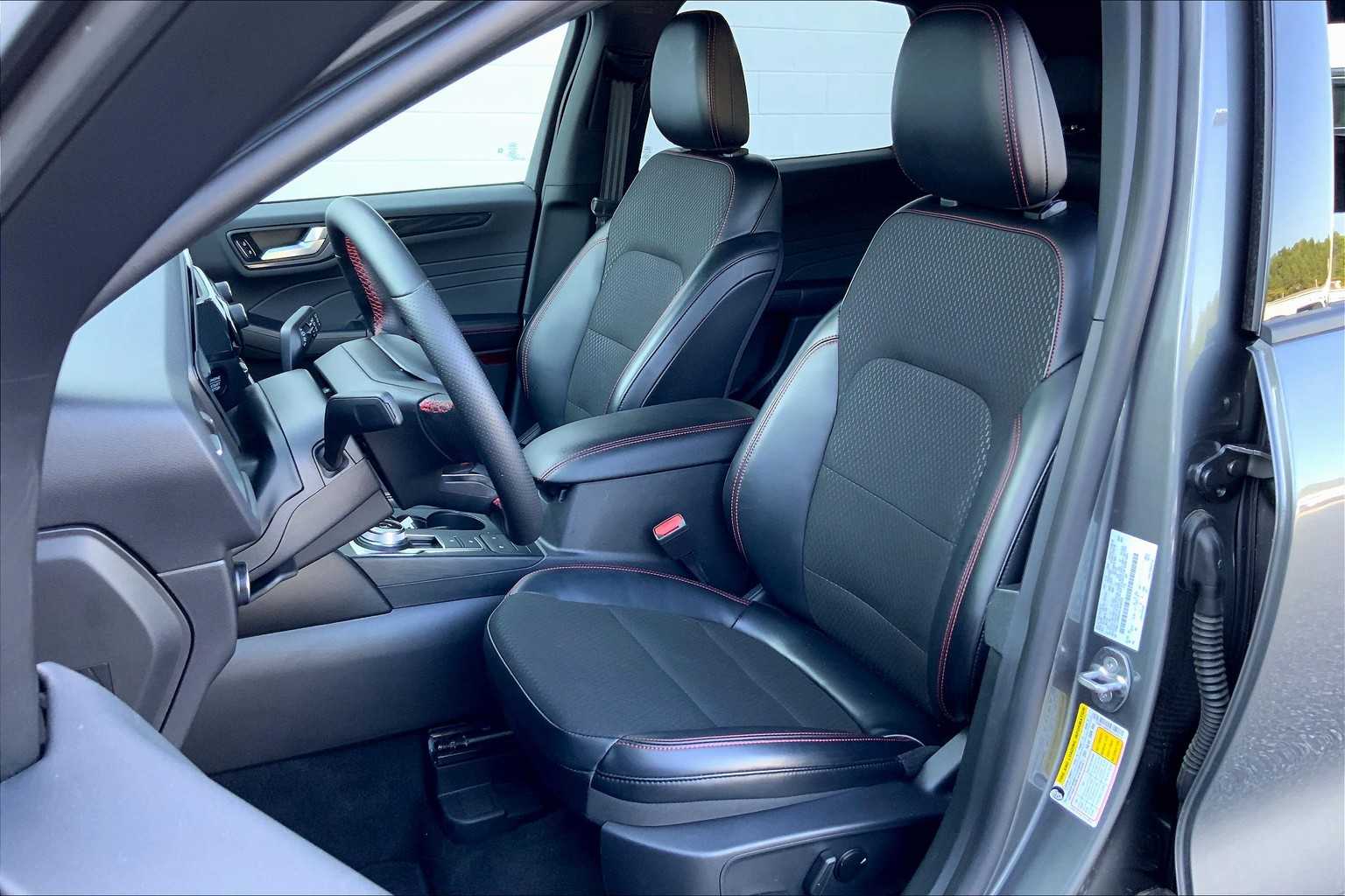 2025 Ford Escape ST-Line photo 7